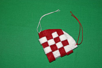 Easy Christmas Crafts Felt Basket add yarn to other side