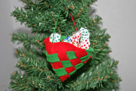 Easy Christmas Crafts Felt Basket red and green version