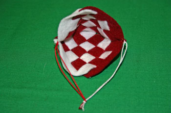 Easy Christmas Crafts Felt Basket tie yarn ends together