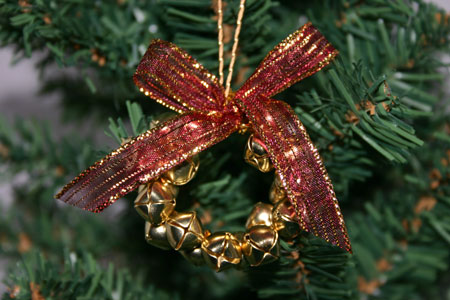 Easy Christmas Crafts Jingle Bell Wreath red and gold on Christmas tree