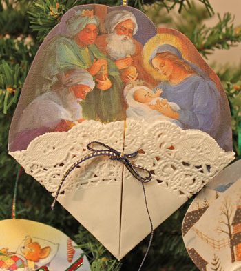 Easy Christmas Crafts Paper Doily Greeting Card Ornament manger scene
