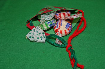 Easy Christmas Crafts paper basket cone fill with treats