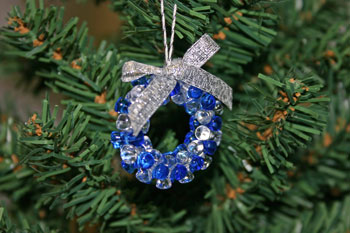 Easy-Christmas-crafts-Beaded Christmas wreath blue clear finished