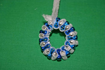 Easy-Christmas-crafts-Beaded Christmas wreath blue silver make a circle