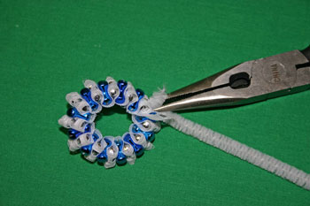 Easy-Christmas-crafts-Beaded Christmas wreath blue silver twist and cut wire