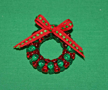 Easy-Christmas-crafts-Beaded Christmas wreath red green clear add bow