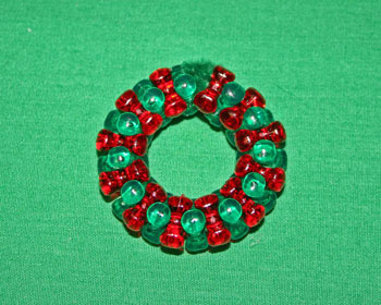 Easy-Christmas-crafts-Beaded Christmas wreath red green clear finished circle