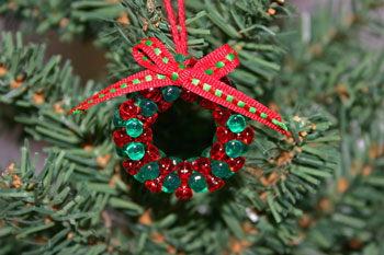 Easy-Christmas-crafts-Beaded Christmas wreath red green clear finished
