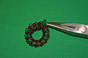Easy-Christmas-crafts-Beaded Christmas wreath red green clear hide wire ends