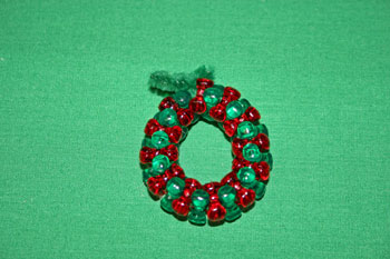 Easy-Christmas-crafts-Beaded Christmas wreath red green clear make circle
