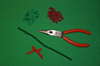 Easy-Christmas-crafts-Beaded Christmas wreath red green clear materials