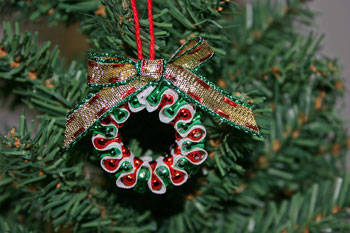 Easy-Christmas-crafts-Beaded Christmas wreath red green metallic finished