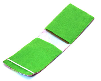 Easy Felt Crafts Notepad Cover2 step 17b insert cardboard into front