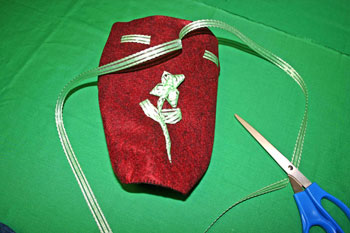 Easy Felt Crafts Wine Gift Bag ribbon meets in front