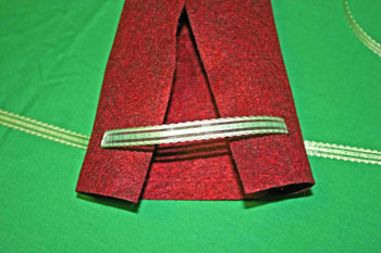 Easy Felt Crafts Wine Gift Bag thread ribbon through slits