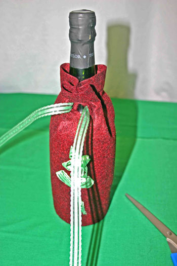 Easy Felt Crafts Wine Gift Bag pull ribbon around neck of wine bottle