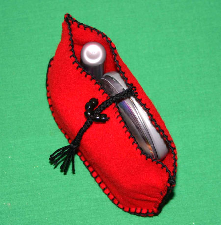 Easy felt crafts cosmetic pouch finished with cosmetics inside