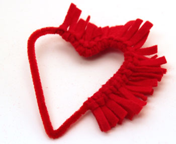 Easy felt crafts fringed felt heart step 9 keep loops close together