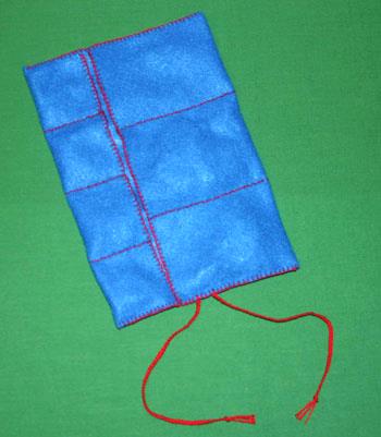 Easy felt crafts jewelry roll with jewelry in pockets