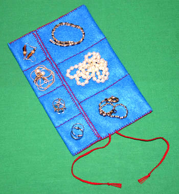 Easy felt crafts jewelry roll with jewelry blue