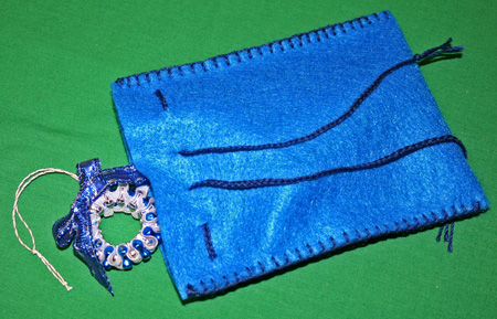 Easy felt crafts keepsake gift bag holds treasure