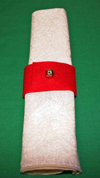 Easy felt crafts napkin ring red with bell closeup