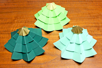 Folded Paper Circles Christmas Tree three of the same size