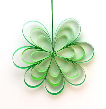 Paper Strips Flower green finished on display