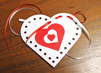 Valentine Heart Pocket step 8 alternate ribbon weave