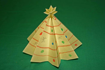 Easy Christmas crafts folded paper Christmas tree yellow finished