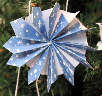 Easy Christmas Crafts Paper Pinwheel Wreath Ornament white and blue
