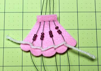 Yarn and Felt Scallop Ornament step 7 wrap 1st yarn